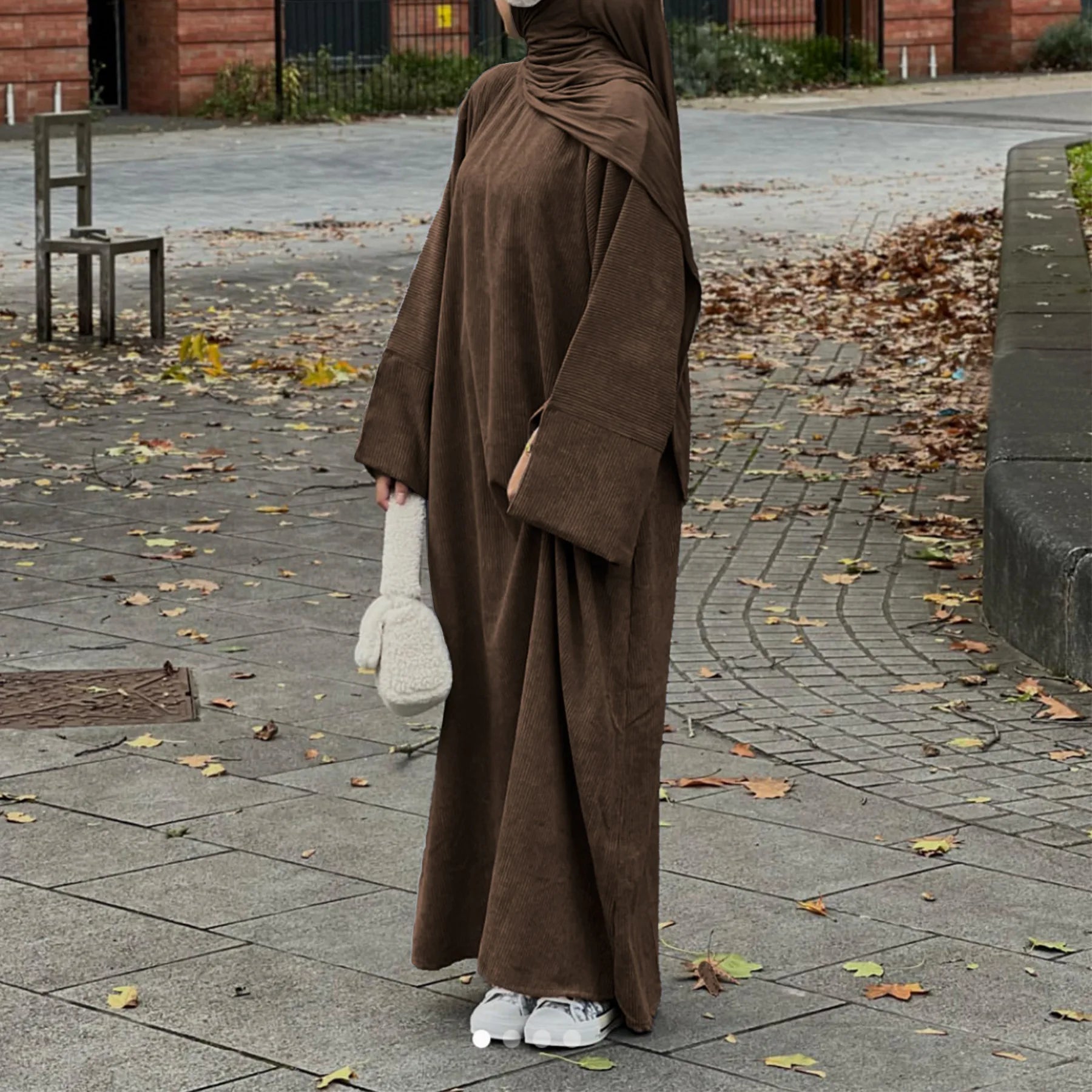 Abaya en velours côtelé pour femmes : élégance turque et confort hivernal