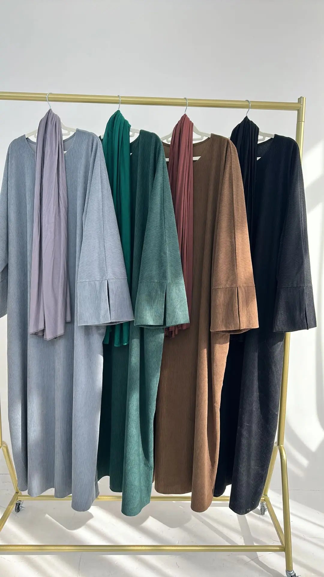 Abaya en velours côtelé pour femmes : élégance turque et confort hivernal