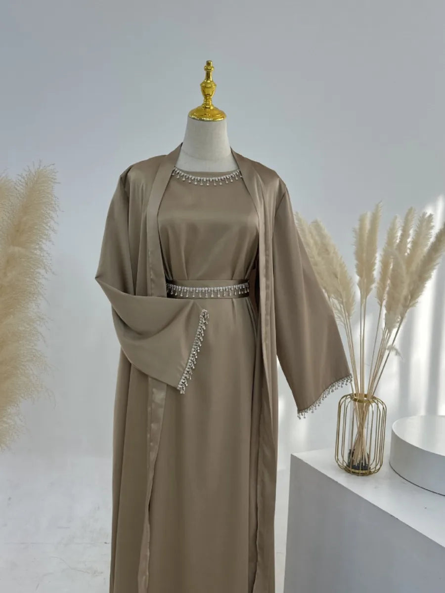 Robe de Soirée en Satin Soyeux: Élégance et Luxe pour Ramadan