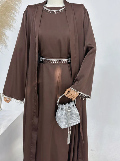 Robe de Soirée en Satin Soyeux: Élégance et Luxe pour Ramadan