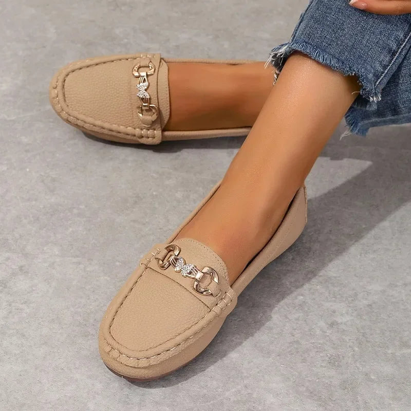 Chaussures enfilées femmes appartements métalliques tendance 2024