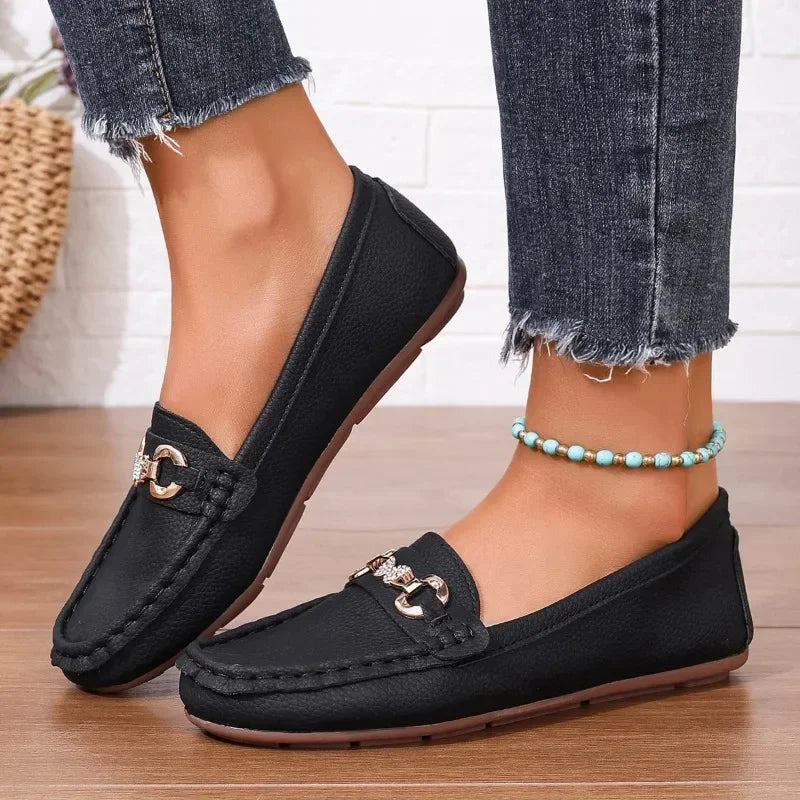 Chaussures enfilées femmes appartements métalliques tendance 2024