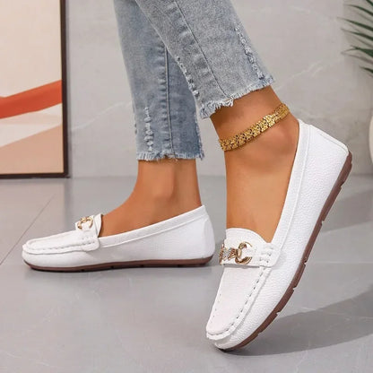 Chaussures enfilées femmes appartements métalliques tendance 2024