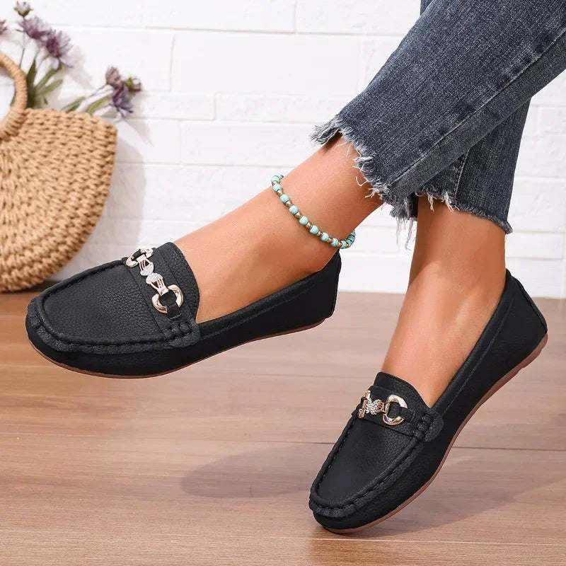 Chaussures enfilées femmes appartements métalliques tendance 2024