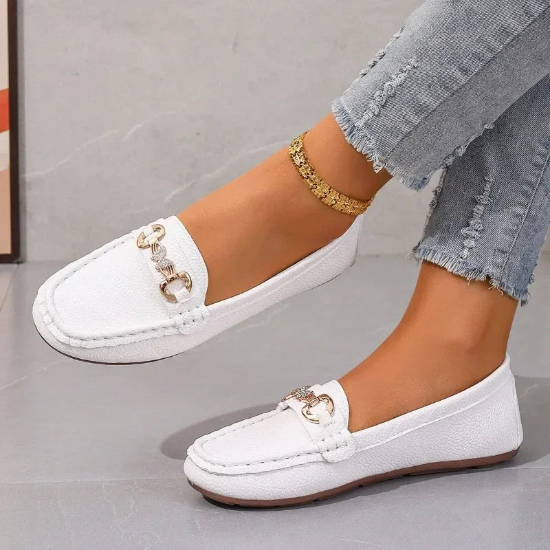 Chaussures enfilées femmes appartements métalliques tendance 2024