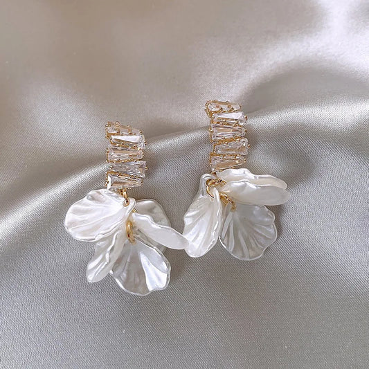 Boucles d'oreilles pendantes fleur blanche luxe mariage coquillage