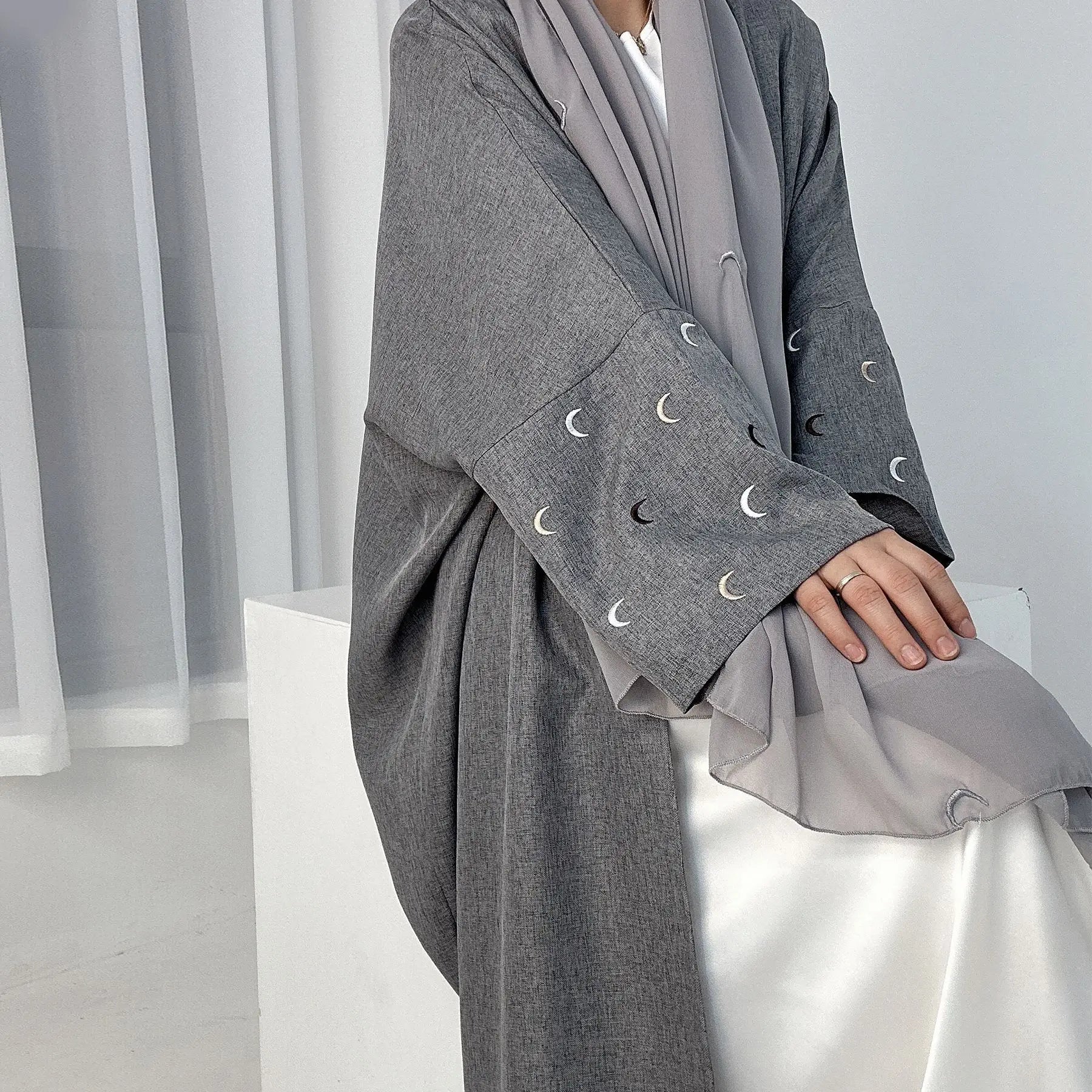 Robe cardigan musulmane brodée lune 2024