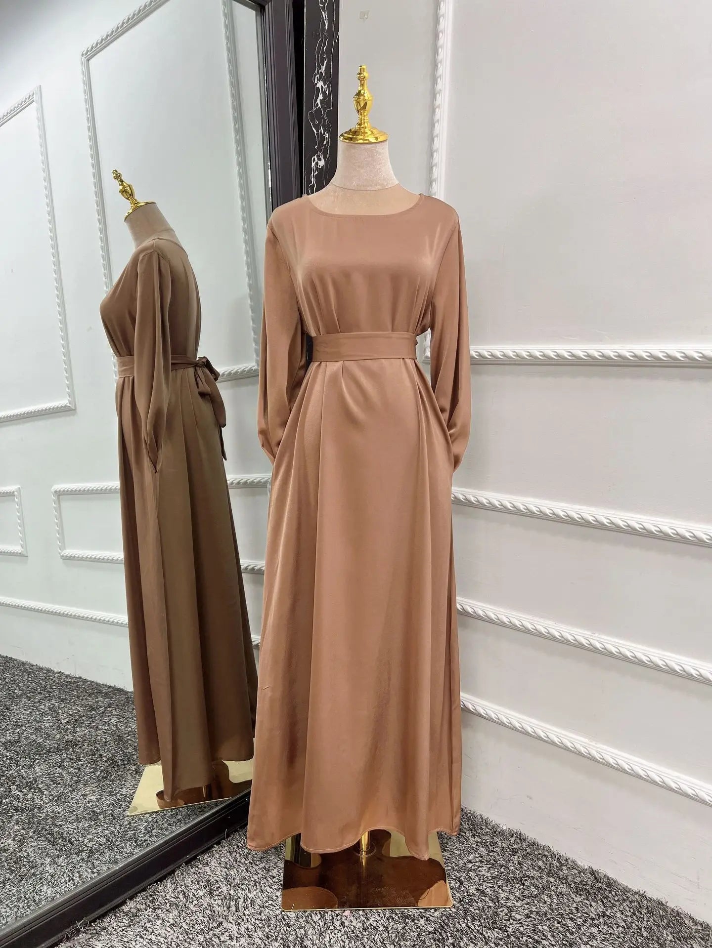 Robe longue en satin pour femmes: style islamique unique