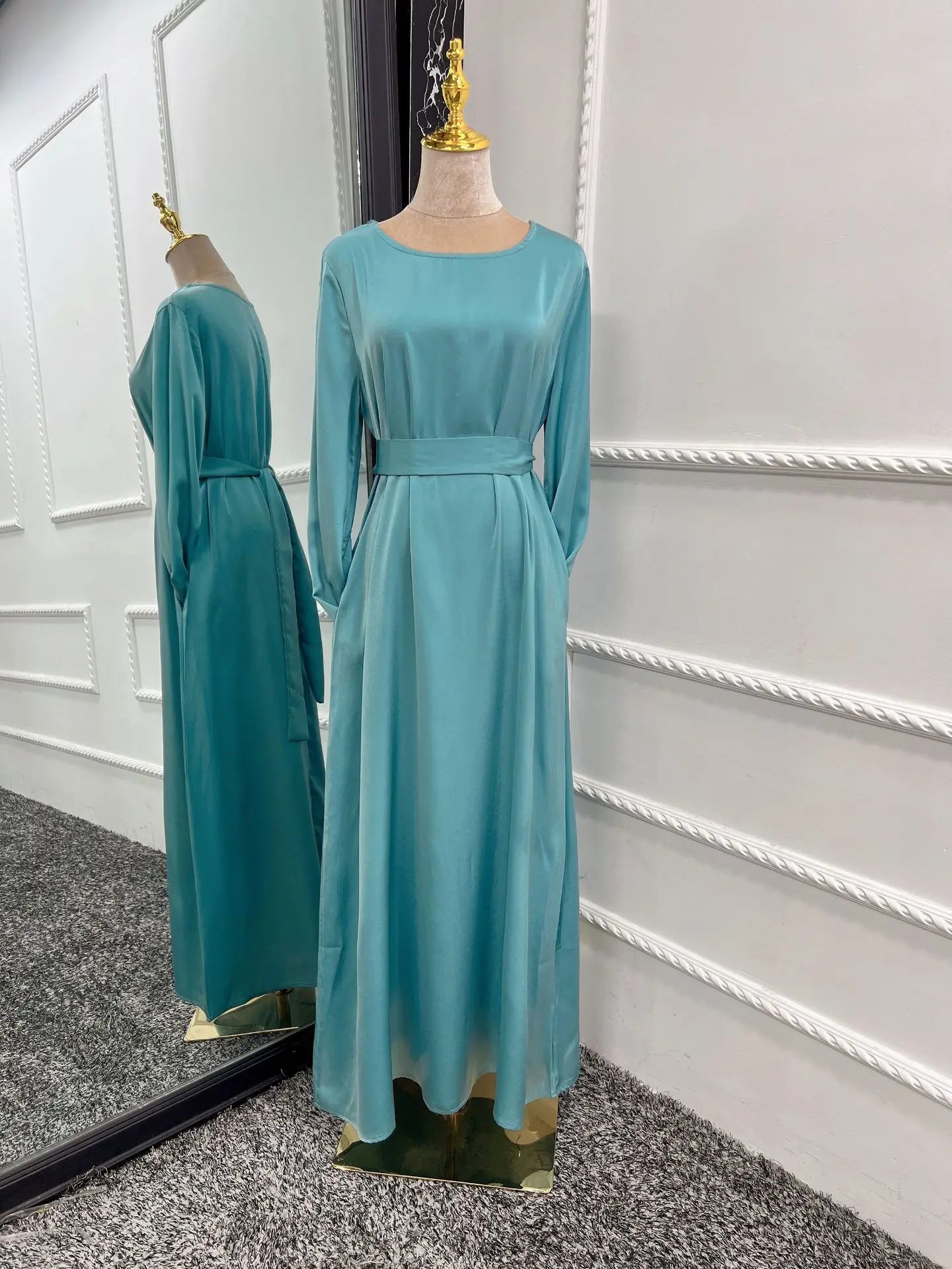 Robe longue en satin pour femmes: style islamique unique