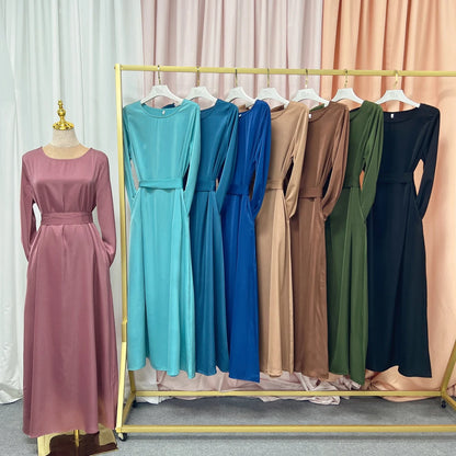 Robe longue en satin pour femmes: style islamique unique