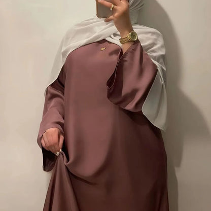 Robe longue en satin pour femmes: style islamique unique