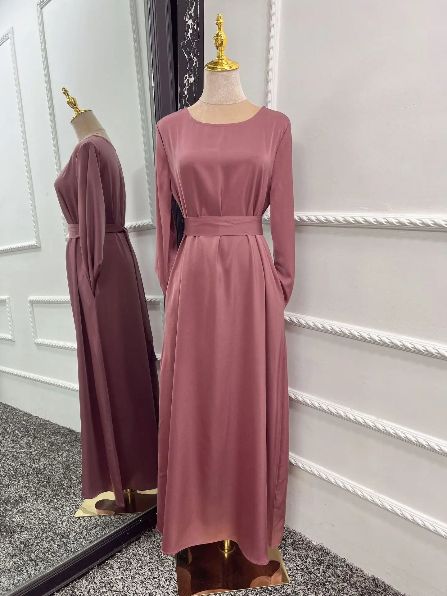 Robe longue en satin pour femmes: style islamique unique