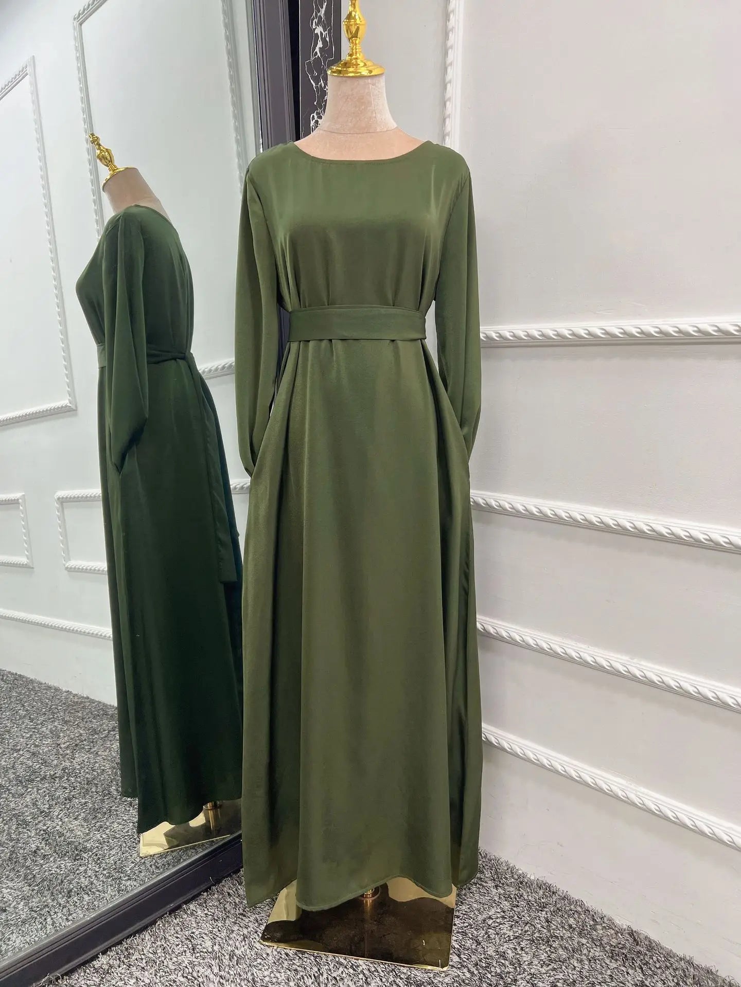 Robe longue en satin pour femmes: style islamique unique