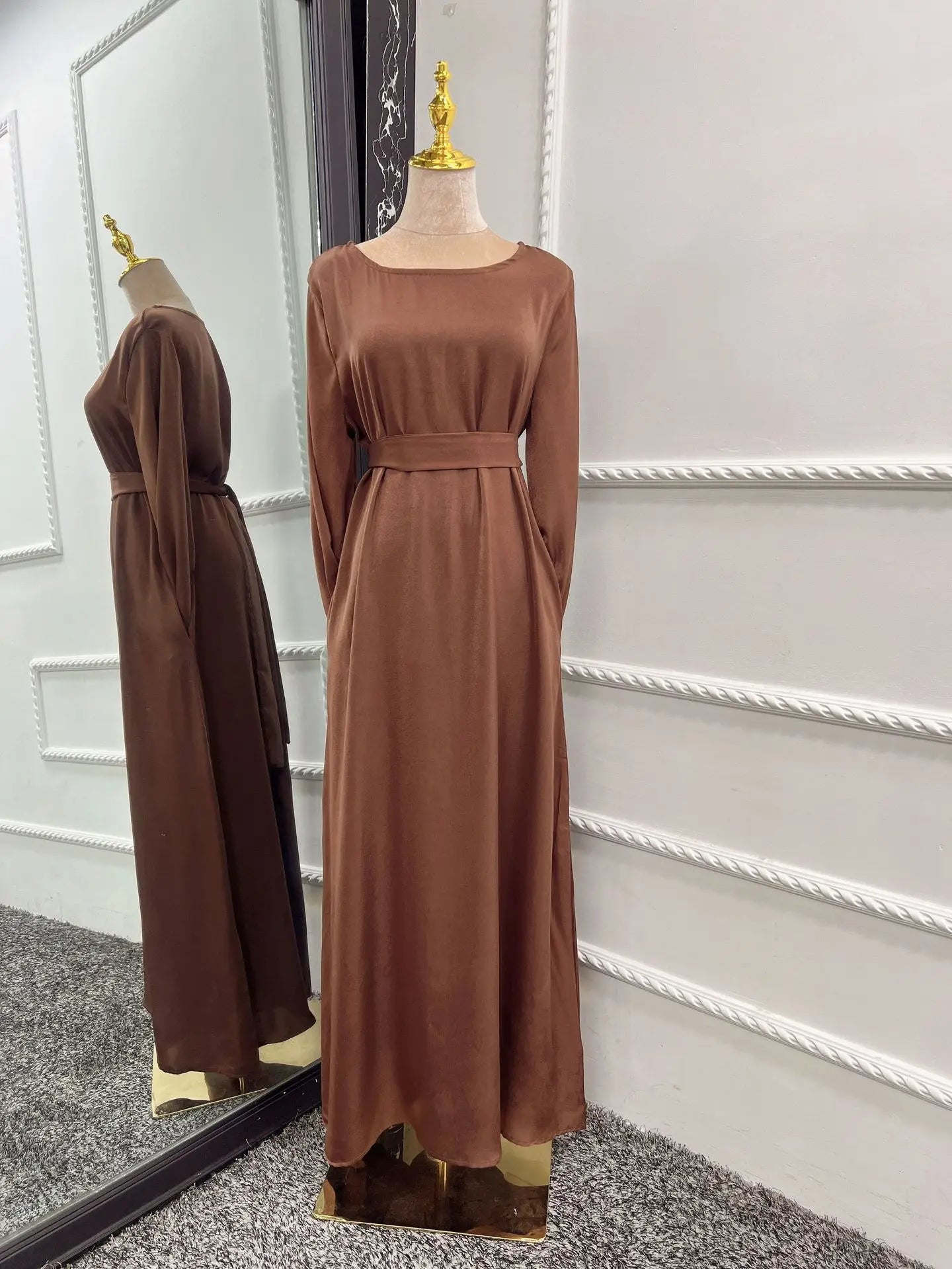 Robe longue en satin pour femmes: style islamique unique