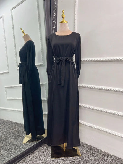 Robe longue en satin pour femmes: style islamique unique