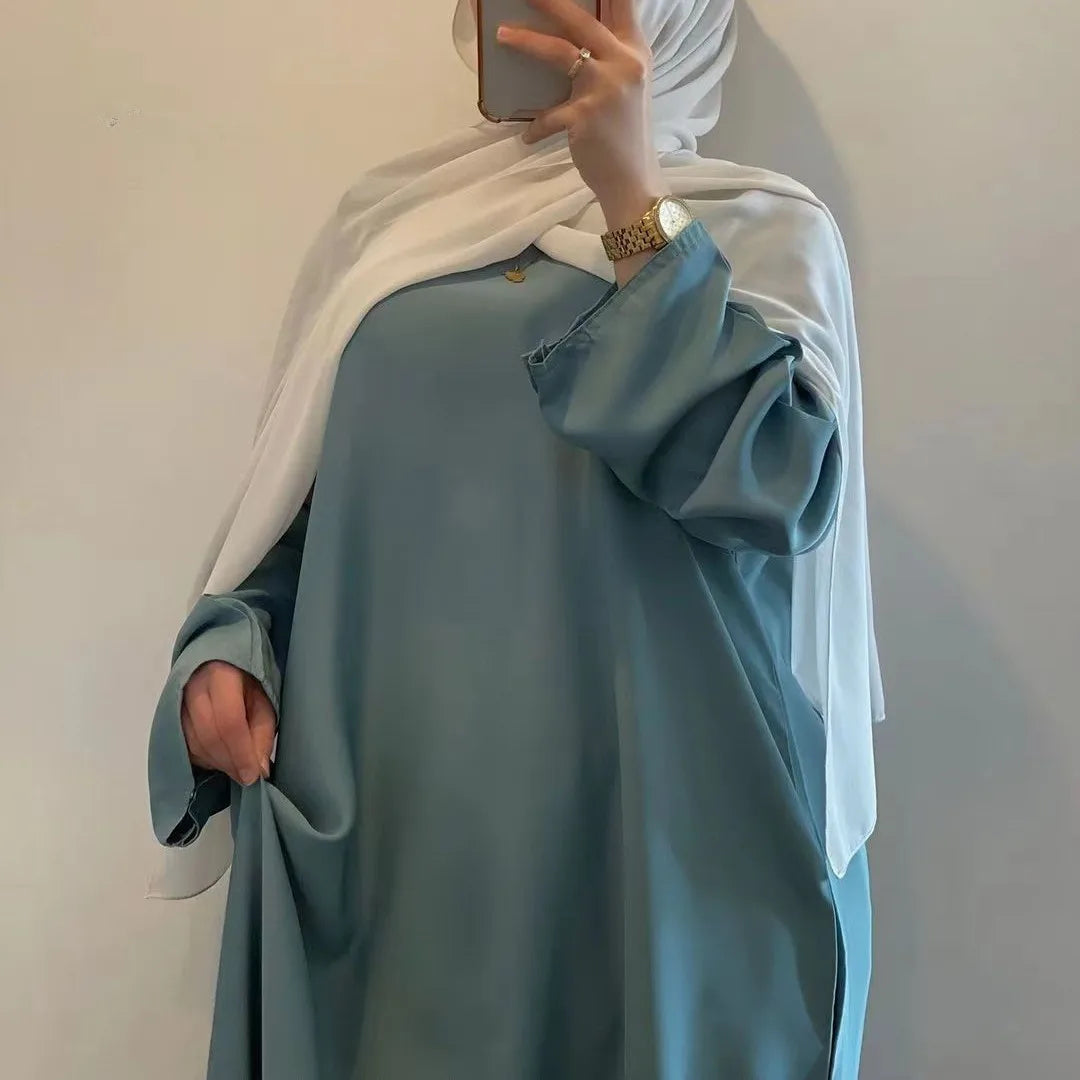 Robe longue en satin pour femmes: style islamique unique